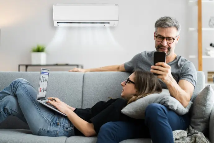 pareja disfrutando del aire acondicionado